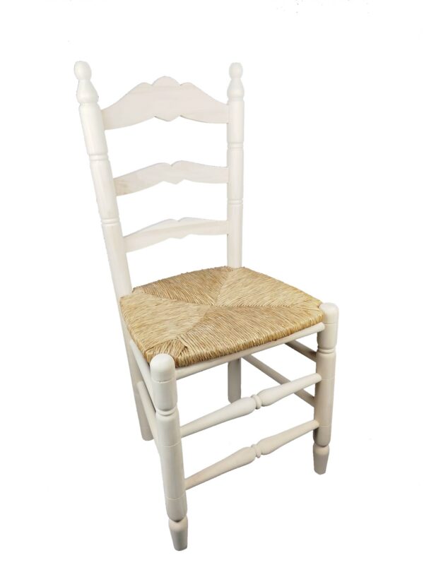 Silla en madera de chopo con asiento de enea sintética recambiable.