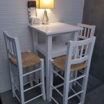 Taburetes y mesa alta color blanco