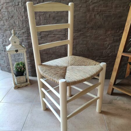 Silla Torneado Circular Asiento Tejido con Enea. Madera al Natural para Posterior Pintado.