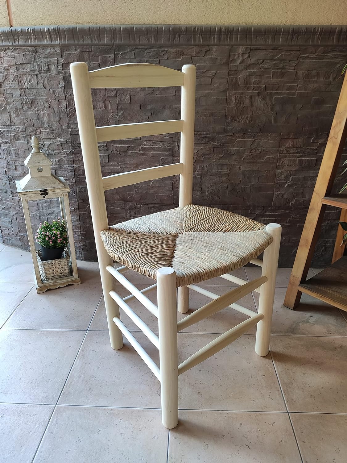 Silla Torneado Circular Asiento Tejido con Enea. Madera al Natural para Posterior Pintado.