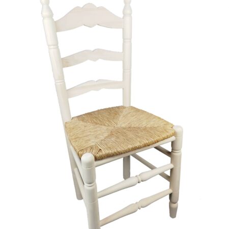 Silla en madera de chopo con asiento de enea sintética recambiable.